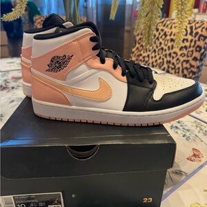 Nike Jordan 1 Mid Crimson